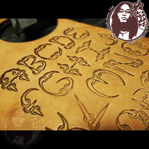 Unique Leather Work - 36 moules en cuir pour lettres